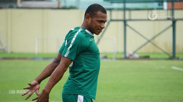 Frank Rikhard Sokoy saat berlatih bersama Persebaya beberapa waktu lalu. (Foto: Istimewa)