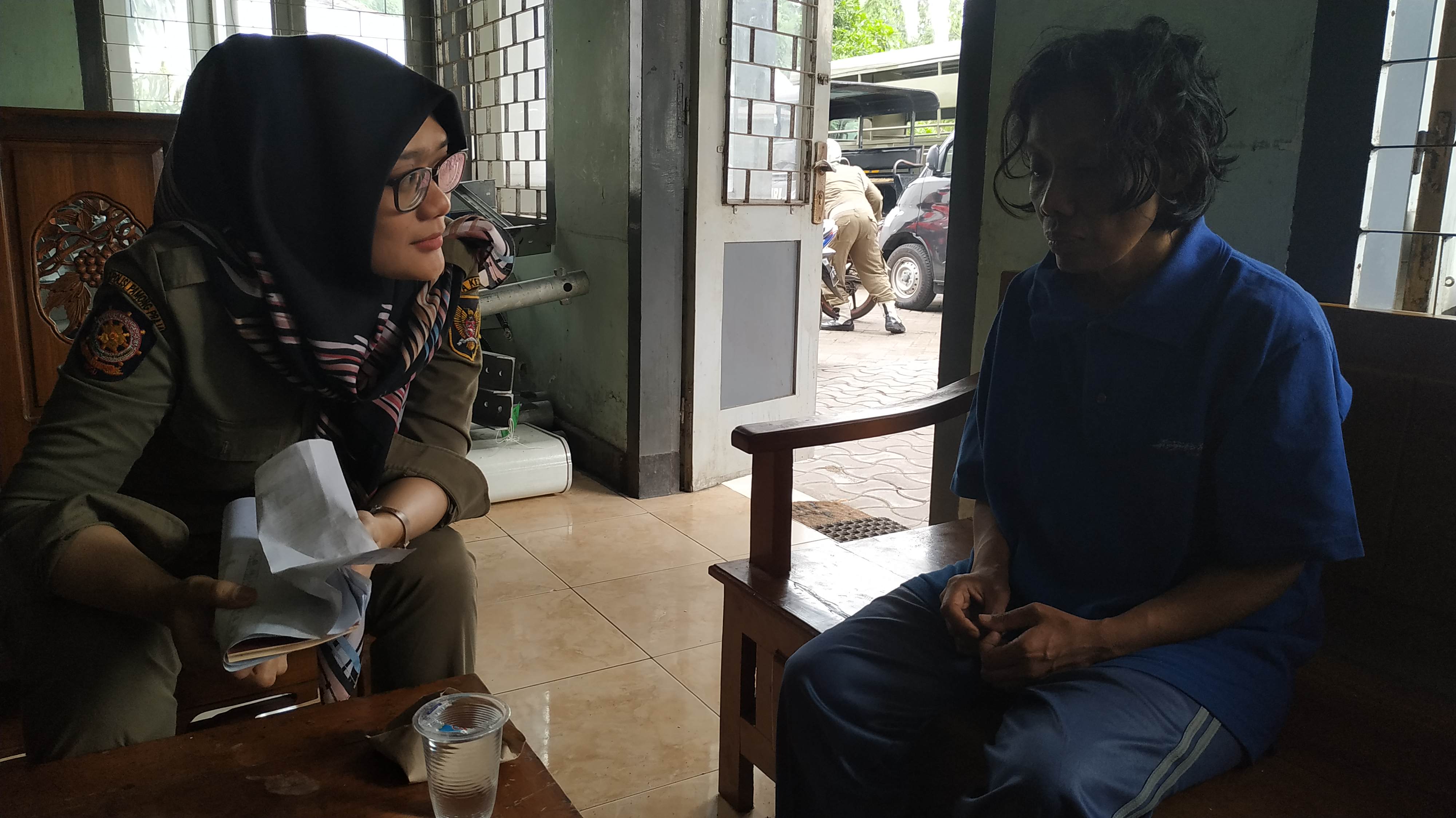 Siti saat dimintai keterangan oleh petugas Satpol PP. (Foto: Fendi/ngopibareng id)