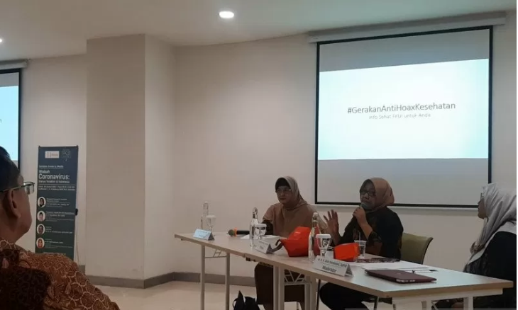 Spesialis mikrobiologi Dr. Fera Ibrahim memberi paparan dalam Seminar Awam dan Media Wabah Coronavirus di Gedung IMERI Fakultas Kedokteran Universitas Indonesia di Salemba, Jakarta, Kamis 30 Januari 2020. (Foto: Antara/Katriana