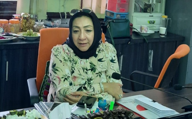 Pratiwi Ayu Krisna saat berbincang dengan awak media di Komisi A DPRD Kota Surabaya. (Foto: Alief/ngopibareng.id)