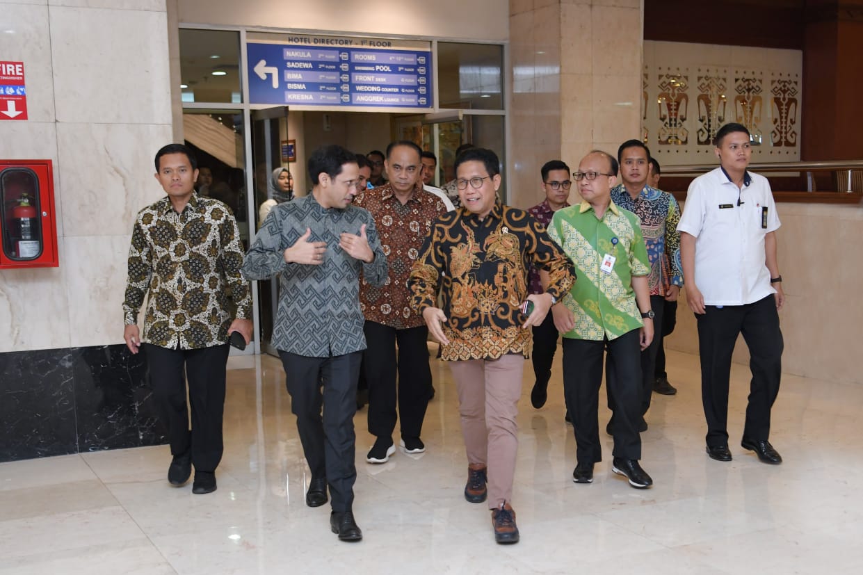 Menteri Desa Abdul Halim bersama Mendikbud Nadiem Makarim saat menghadiri pertemuan forum perguruan tinggi desa di Hotel Bidakara Kamis 30 Januari 2020 malam. ( foto: Kemendes/ngopibareng.id))