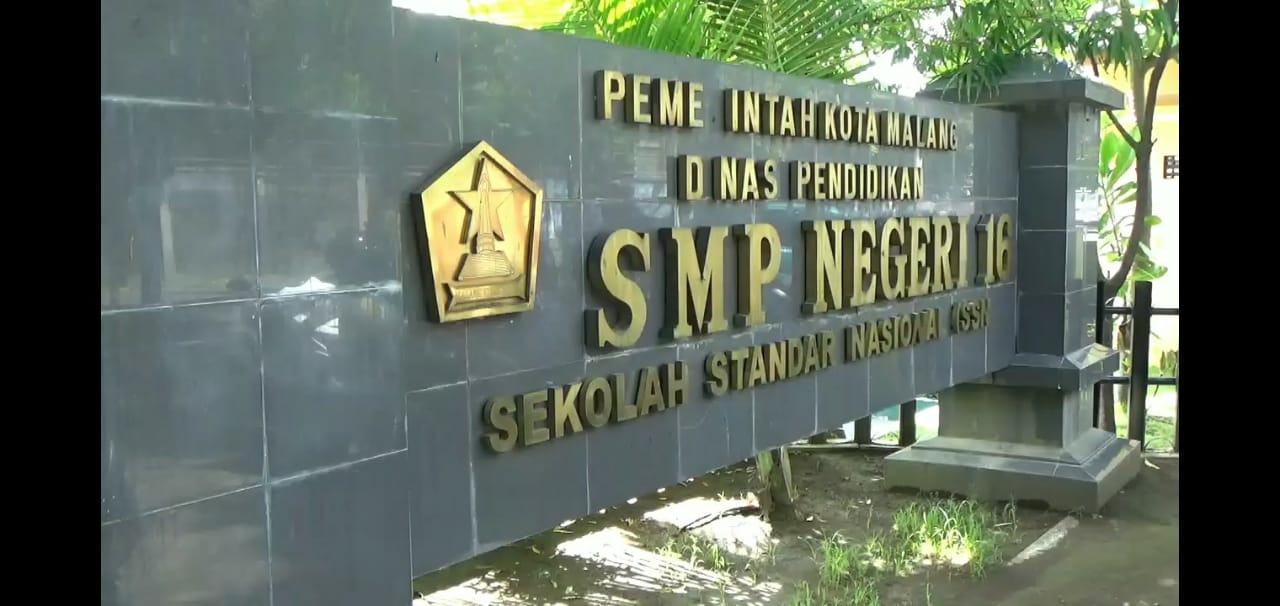 Tampak depan SMPN 16 Malang. (Foto: Theo/ngopibareng.id)