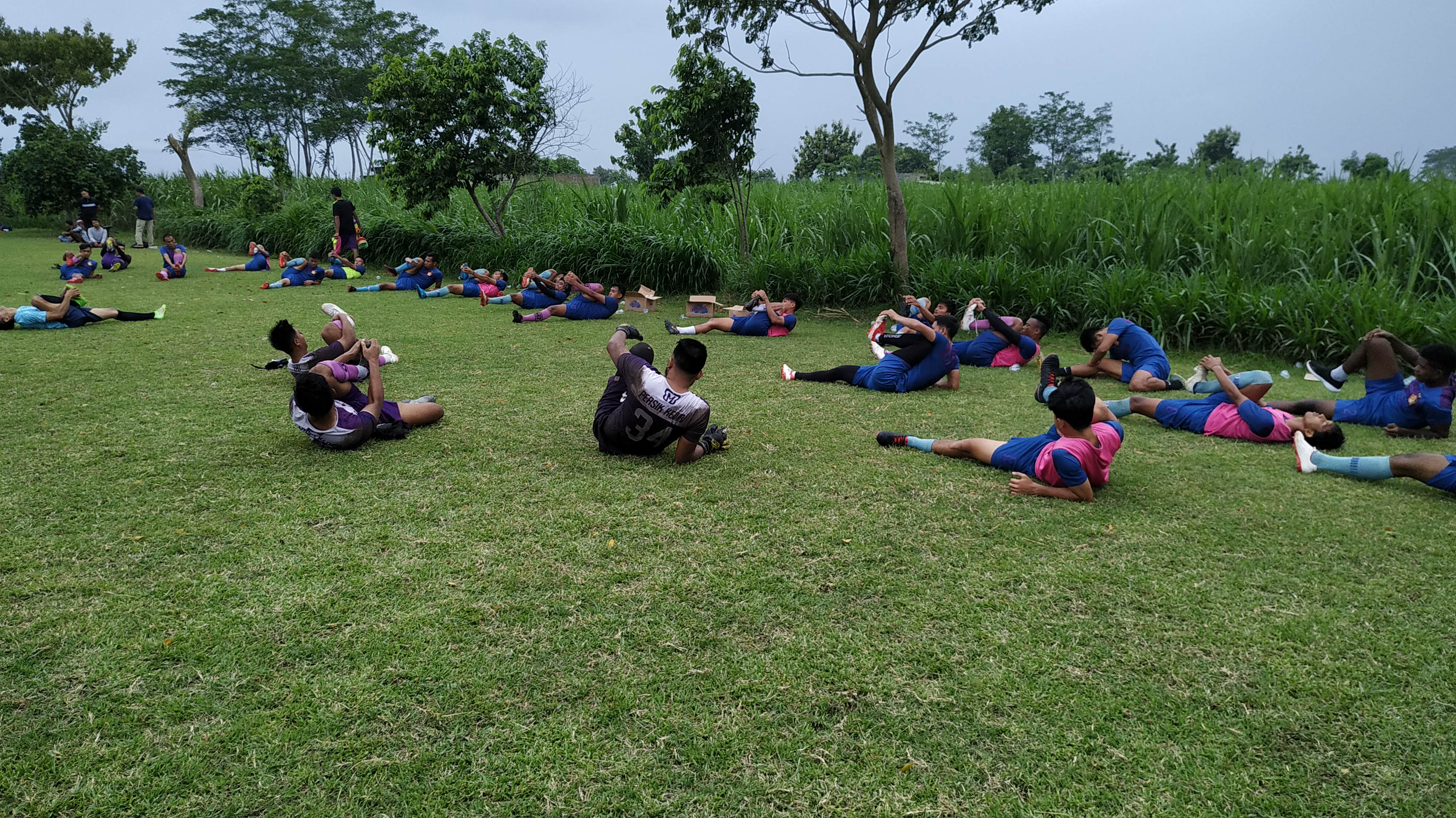 Sejumlah pemain Persik Kediri berlatih di lapangan Kelurahan Betet Kecamatan Pesantren. (Foto: Fendi/ngopibareng.id)