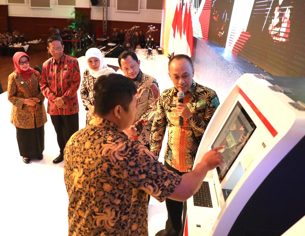 Khofifah saat meluncurkan ADM di Jatim. Alat ini memiliki bentuk menyerupai Anjungan Tunai Mandiri (ATM) (foto:istimewa)