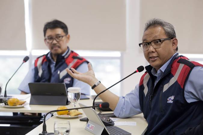 Director of Human Capital Management PT Waskita Karya (Persero) Tbk. Hadjar Seti Adji (kanan) disaksikan Director of Finance and Strategy Haris Gunawan memberikan paparan dalam kunjungannya ke kantor Bisnis Indonesia, di Jakarta. (Foto: Dok Waskita)