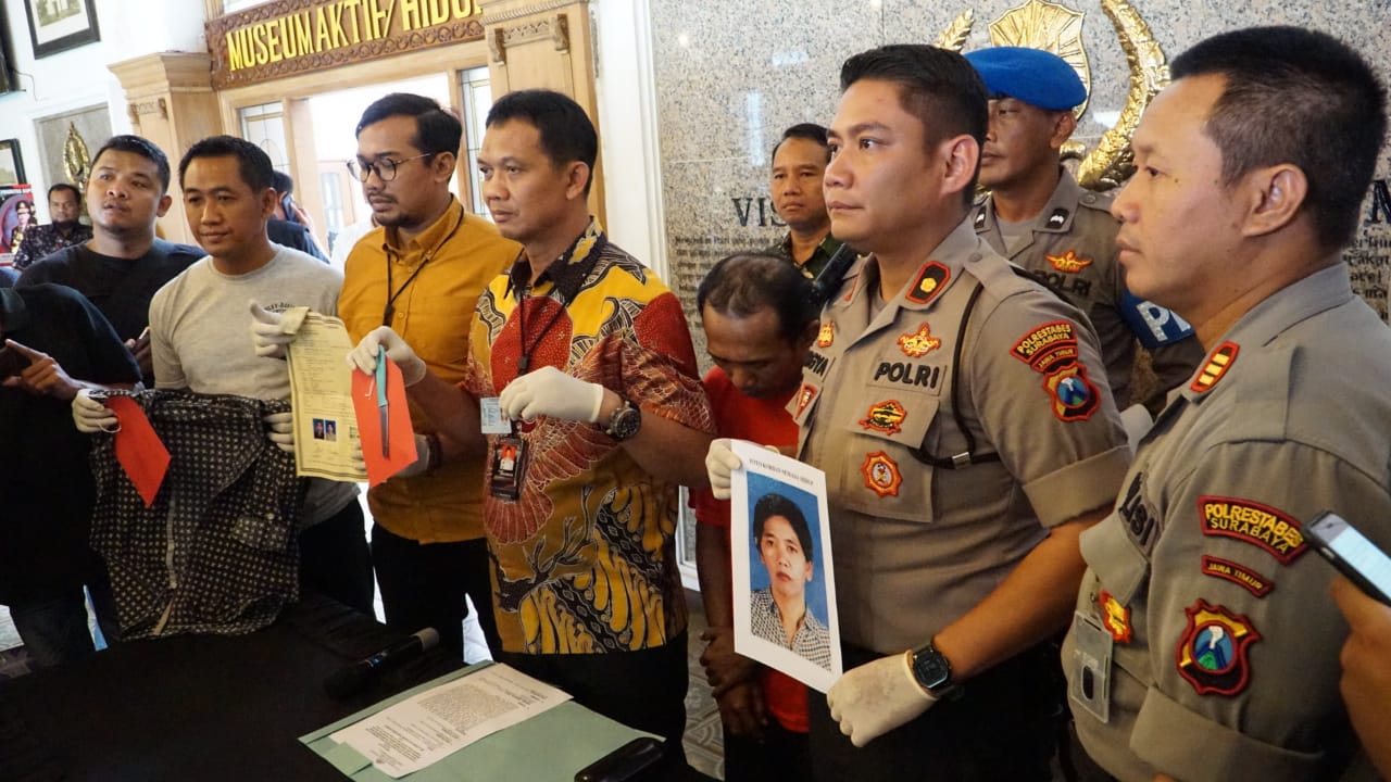 Kasatreskrim Polrestabes Surabaya, AKBP Sudamiran (batik) menunjukkan barang bukti yang digunakan membunuh korban di Mapolrestabes Surabaya, Jumat 31 Januari 2020. (Foto: Fariz/ngopibareng.id)