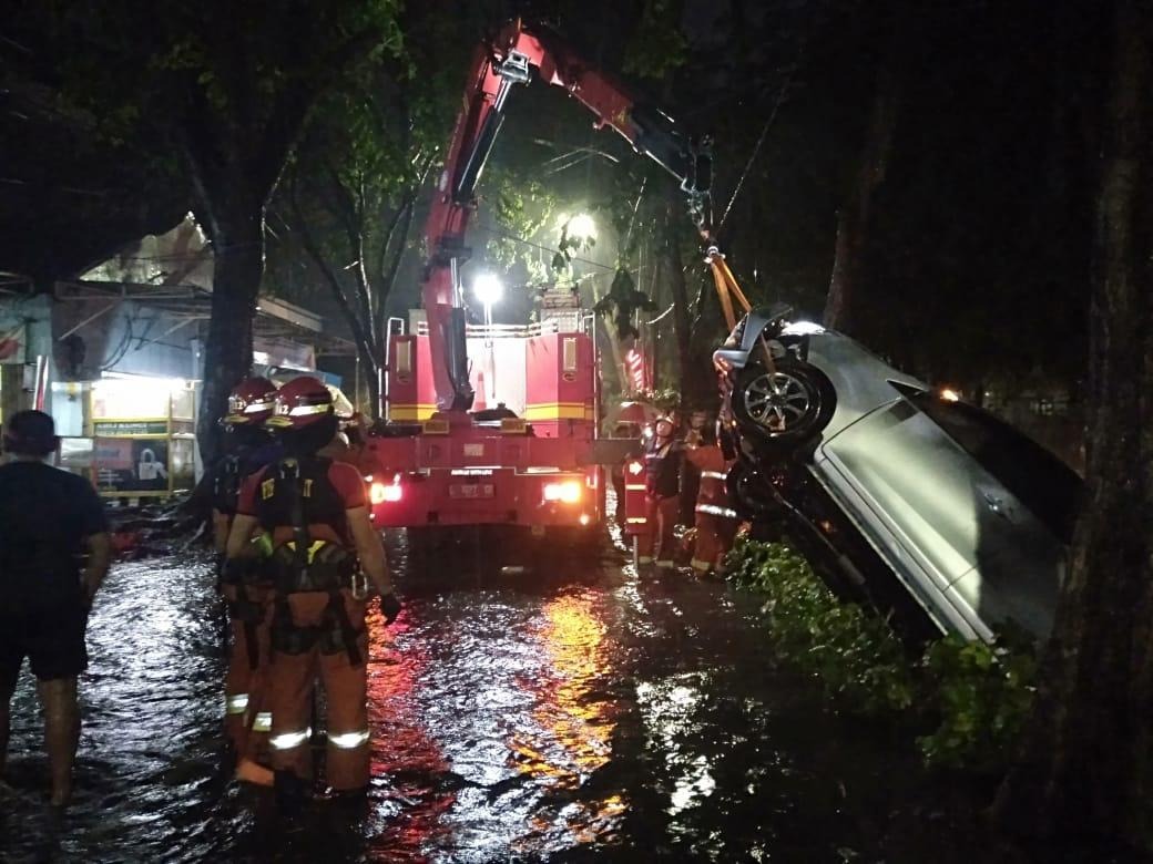 Proses evakuasi oleh tim Pemadam kebakaran Kota Surabaya. (Foto: WA Info Kedaruratan 112)
