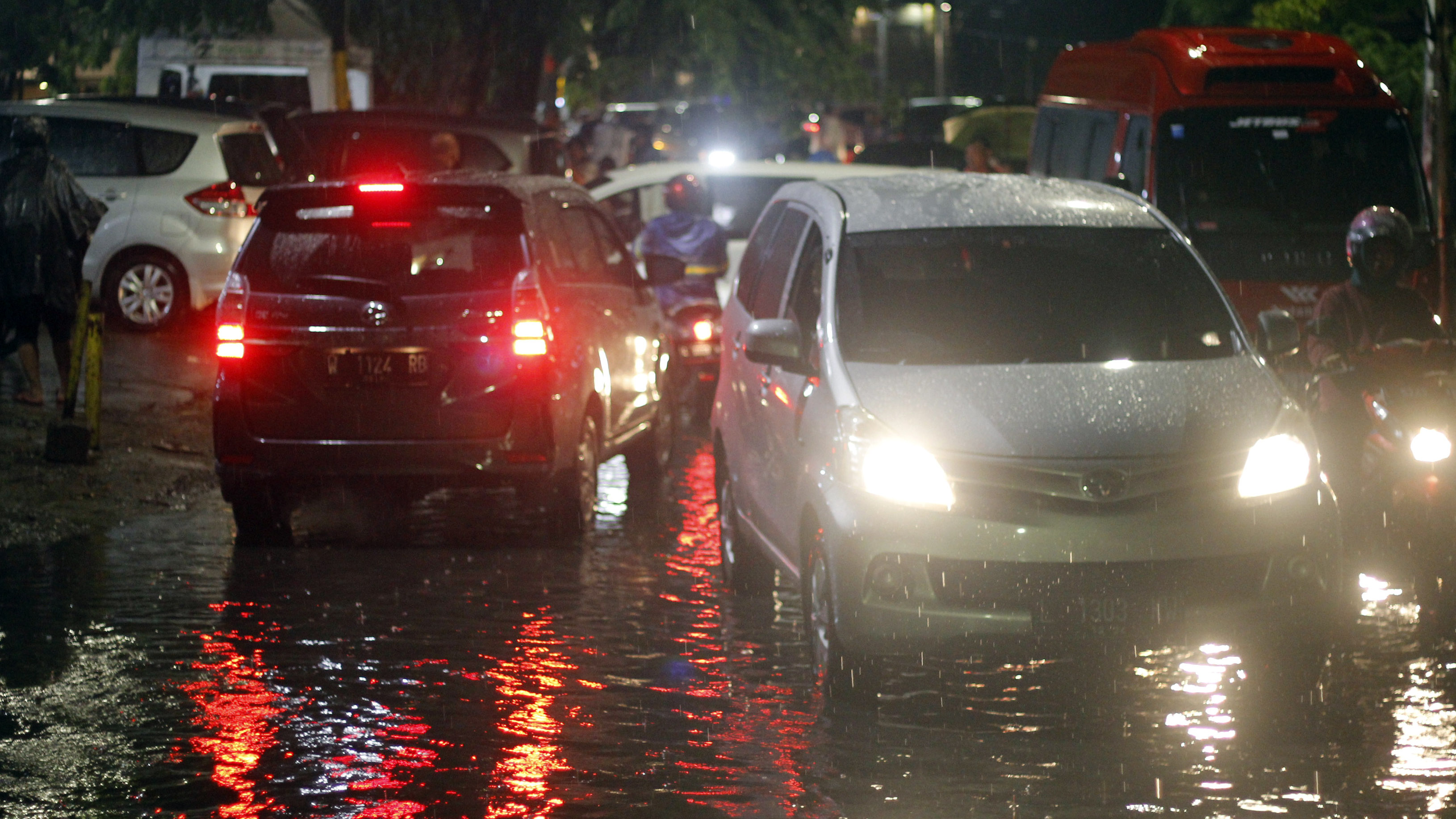 Tak hanya sepeda motor, mobil pun balik arah karena akses di Jalan Bogowonto di tutup warga. (Foto: Fariz/ngopibareng.id)