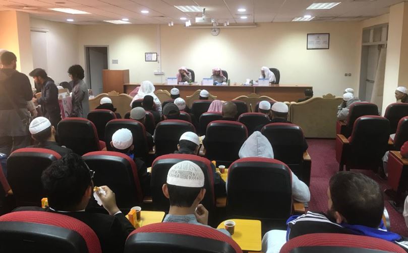 Suasana sidang terbuka promosi doktor di Universitas Islam Madinah, saat Azmi mempertahankan disertasinya.