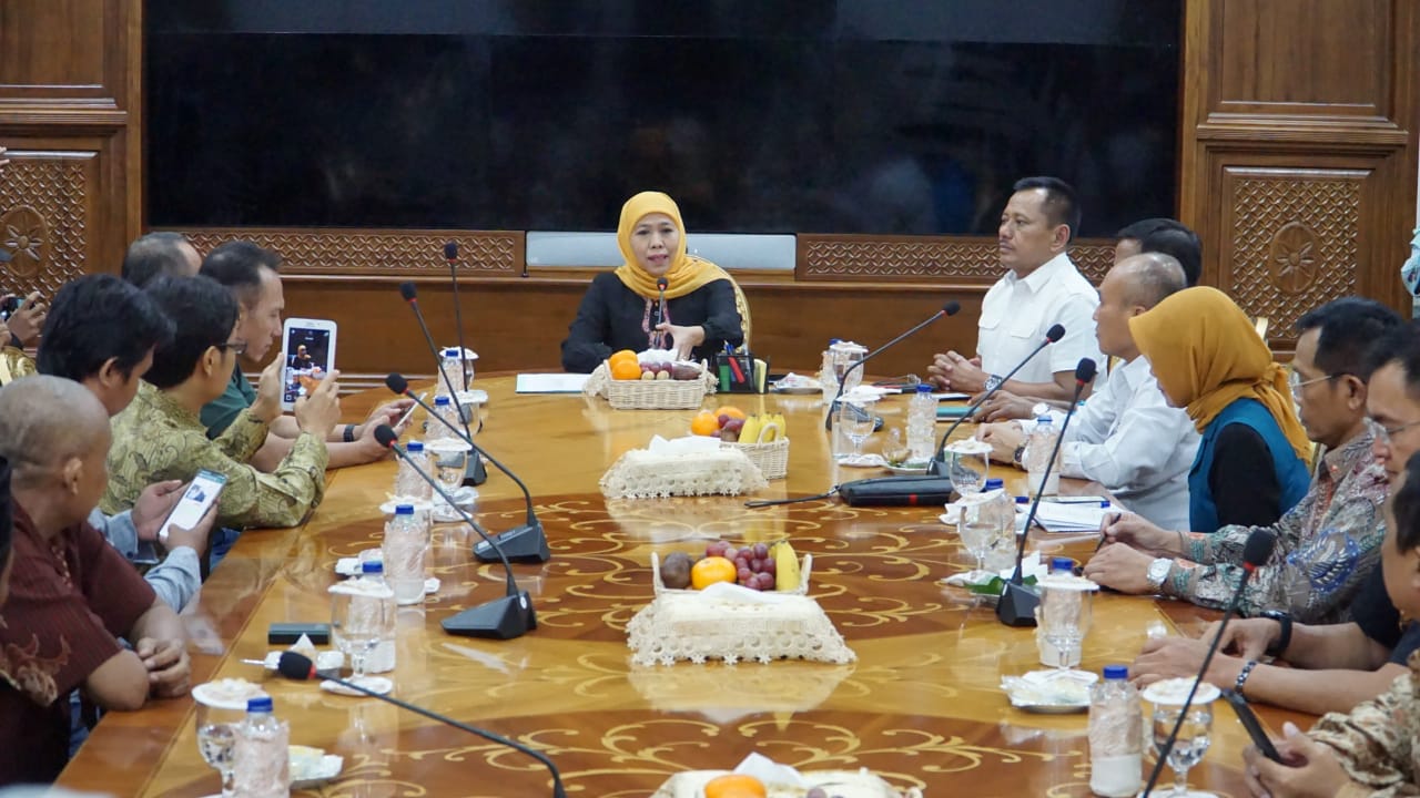 Gubernur Jatim, Khofifah Indar Parawansa saat menemui orang tua mahasiswa Unesa yang berada di Wuhan. (Foto: istimewa)