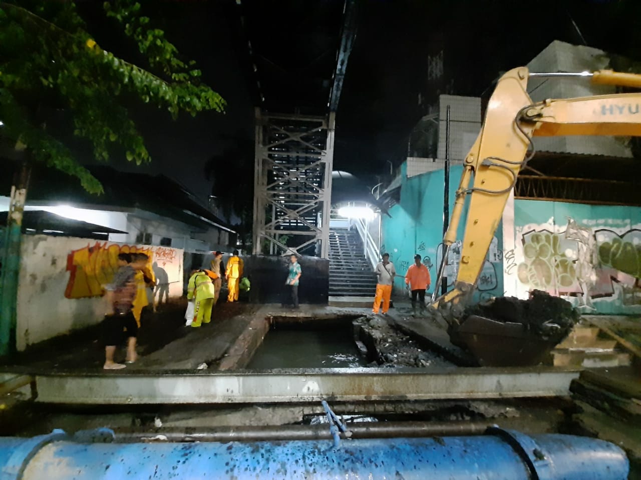 mengeruk sungai di daerah Wonokromo. (Foto: Alief/ngopibareng.id)