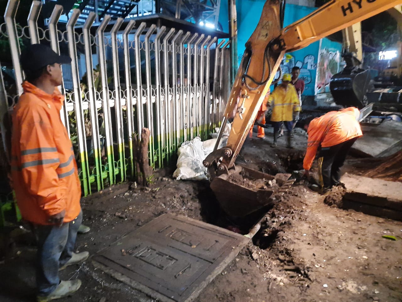 Petugas Dinas PU melakukan pembongkaran got di belakang DTC. (Foto: Alief/ngopibareng.id)