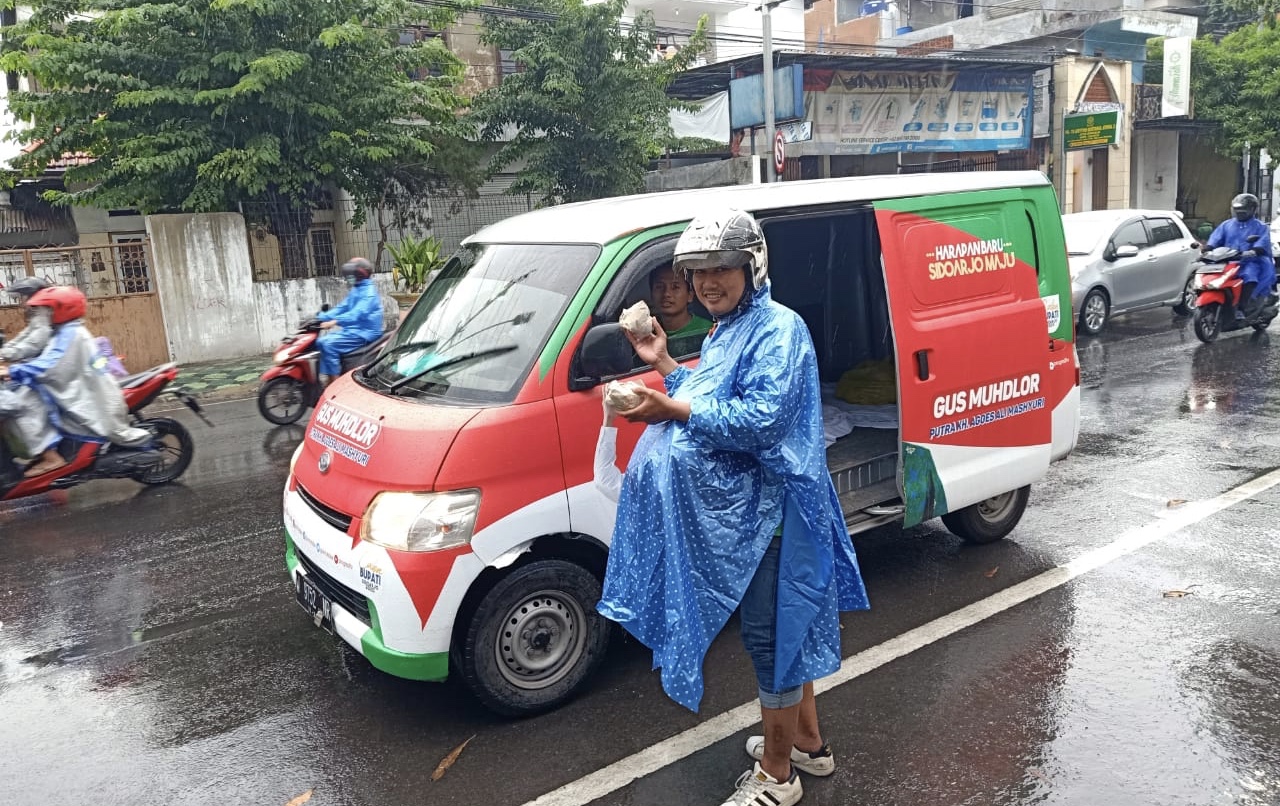 Komunitas Sidoresik membagikan makanan di Ulang Tahun Sidoarjo. (Foto: Istimewa)