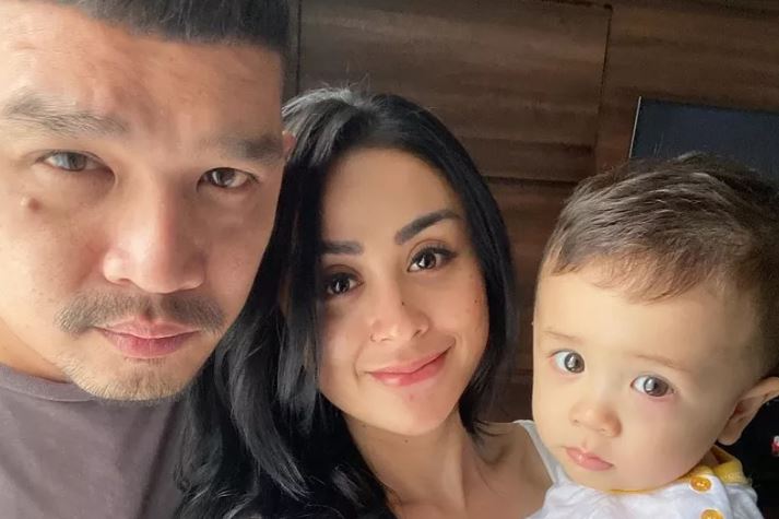 Pedangdut Selvy Kitty bersama suami dan bayi laki-lakinya. (Foto: Instagram)