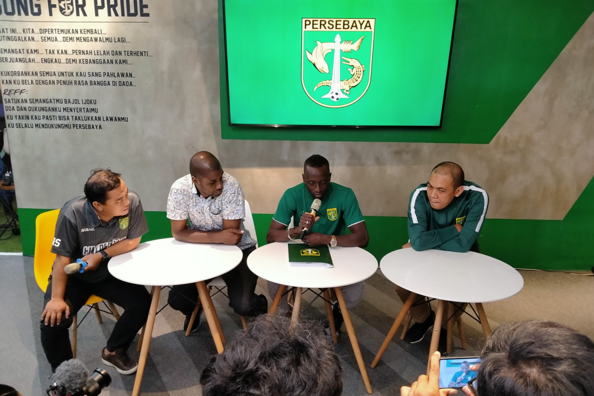 Rekrutan baru, eks pemain Arema FC Makan Konate, saat diperkenalkan manajemen Persebaya di Kantor Manajemen Persebaya, Sutos, Surabaya, Sabtu 1 Februari 2020. (Foto: Fariz/ngopibareng.id)