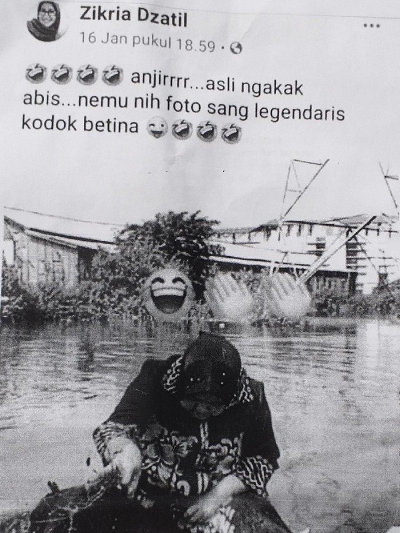Postingan akun Facebook Zikria Dzatil, mengunggah foto Risma yang tengah bersih-bersih.