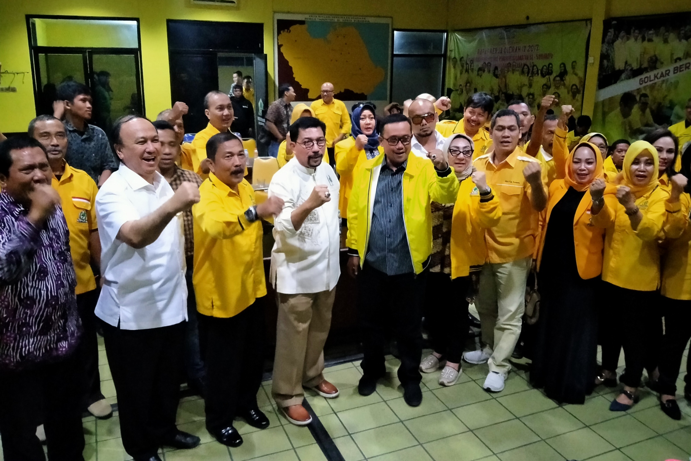 Mantan Kapolda Jatim, Irjen (purn) Pol Machfud Arifin (empat dari kiri) berfoto bersama pengurus DPC Partai Golkar Surabaya, Sabtu 1 Februari 2020. (Foto: Fariz/ngopibareng.id)