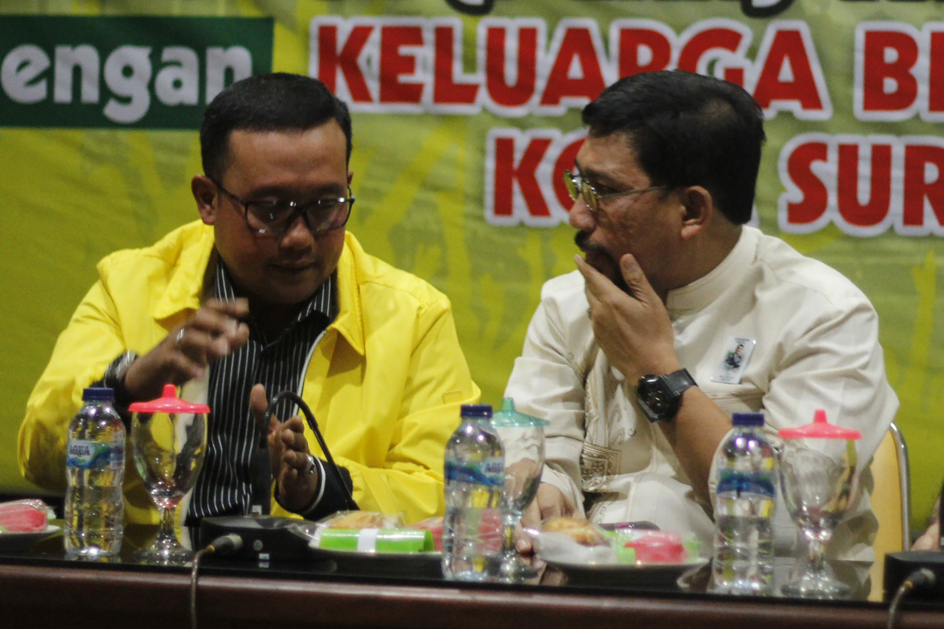 Mantan Kapolda Jatim, Irjen (purn) Pol Machfud Arifin (kanan) berdiskusi dengan Ketua DPC Golkar Surabaya, Blegur Prijanggono (kiri) dalam pertemuan dengan kader partai di Kantor DPC Golkar Surabaya, Sabtu 1 Februari 2020. (Foto: Fariz/ngopibareng.id)