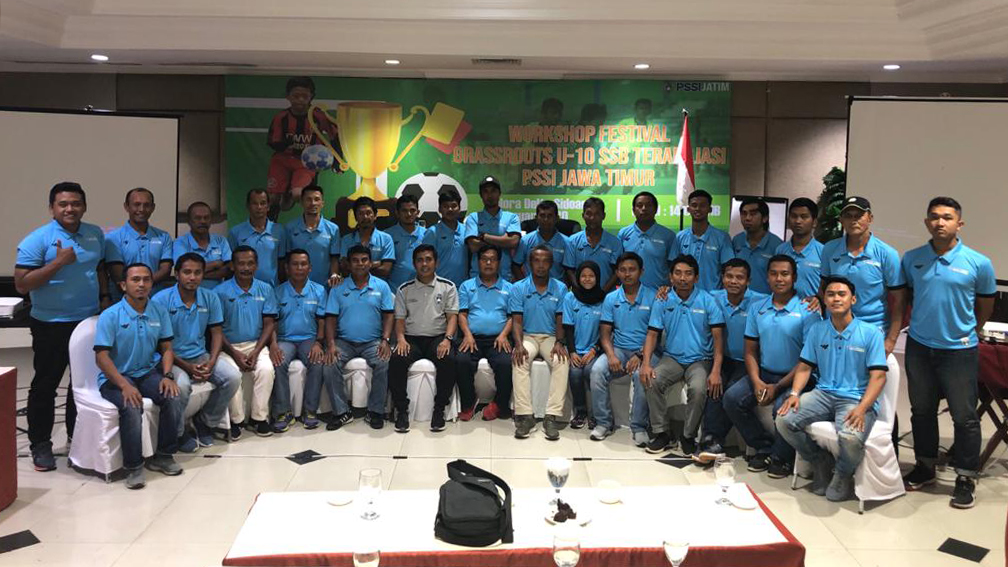 Peserta Workshop pelatih SSB U-10 berfoto bersama dengan instruktur usai kegiatan di Sidoarjo, Sabtu 1 Februari 2020. 