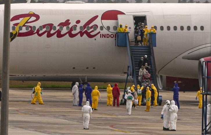 Sekitar 243 WNI yang dievakuasi dari Wuhan, Provinsi Hubei, China tiba di Bandara Hang Nadim, Batam. (Foto: Antara)