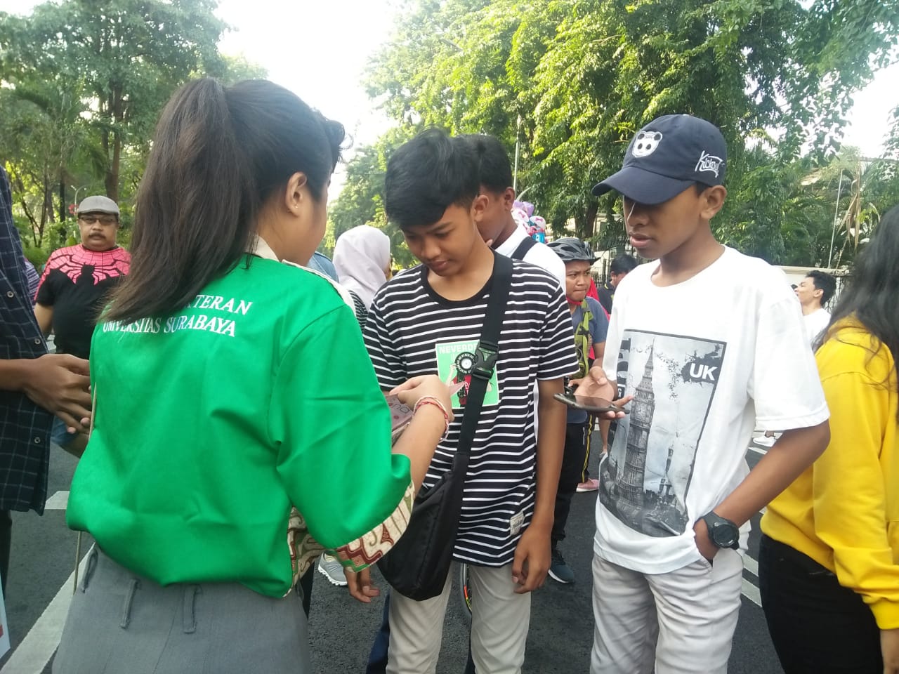 Sosialisasi yang dilakukan BEM Ubaya di CFD Darmo. (Foto:istimewa)