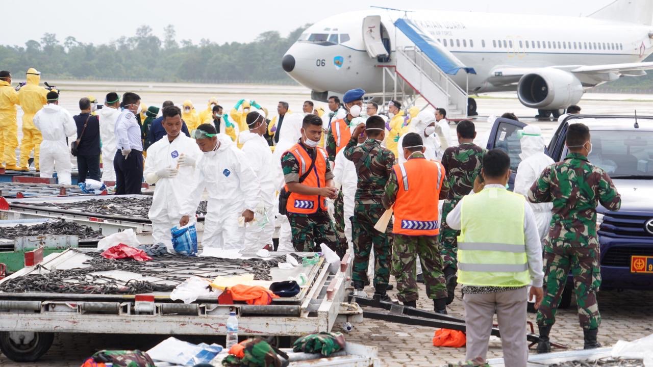 Sejumlah petugas kesehatan gabungan tengah siap menyambut kedatangan WNI dari Wuhan. (Foto: Kemkes)