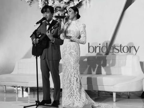 Isyana Sarasvati bernyanyi dan duet bareng Rayhan yang juga memainkan gitar (Foto: The Bridestory)