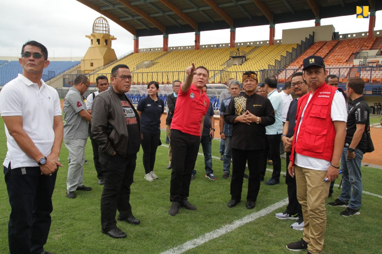 Ketua Umum PSSI Mochamad Iriawan bersama rombongan dari Kementerian PUPR saat melakukan inspeksi bersama di Bandung. (Foto: Kementerian PUPR)