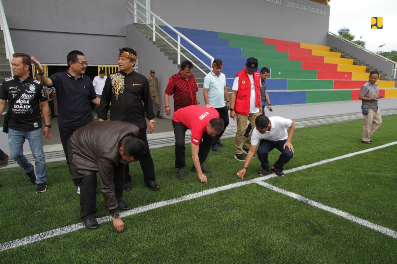 Ketua Umum PSSI Mochamad Iriawan bersama rombongan dari Kementerian PUPR saat melakukan inspeksi bersama di Bandung. (Foto: Kementerian PUPR)