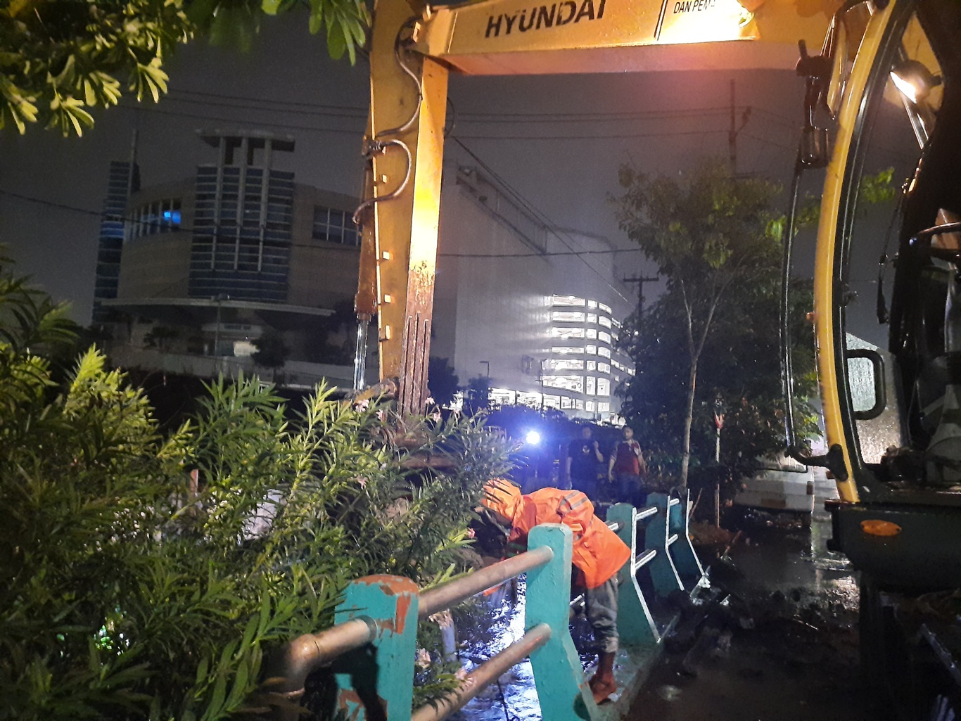 Foto dokumentasi tim Dinas PU Pemkot Surabaya saat mengeruk kali Wonokromo saat banjir di RSI Wonokromo. (Foto: Alief/ngopibareng.id)