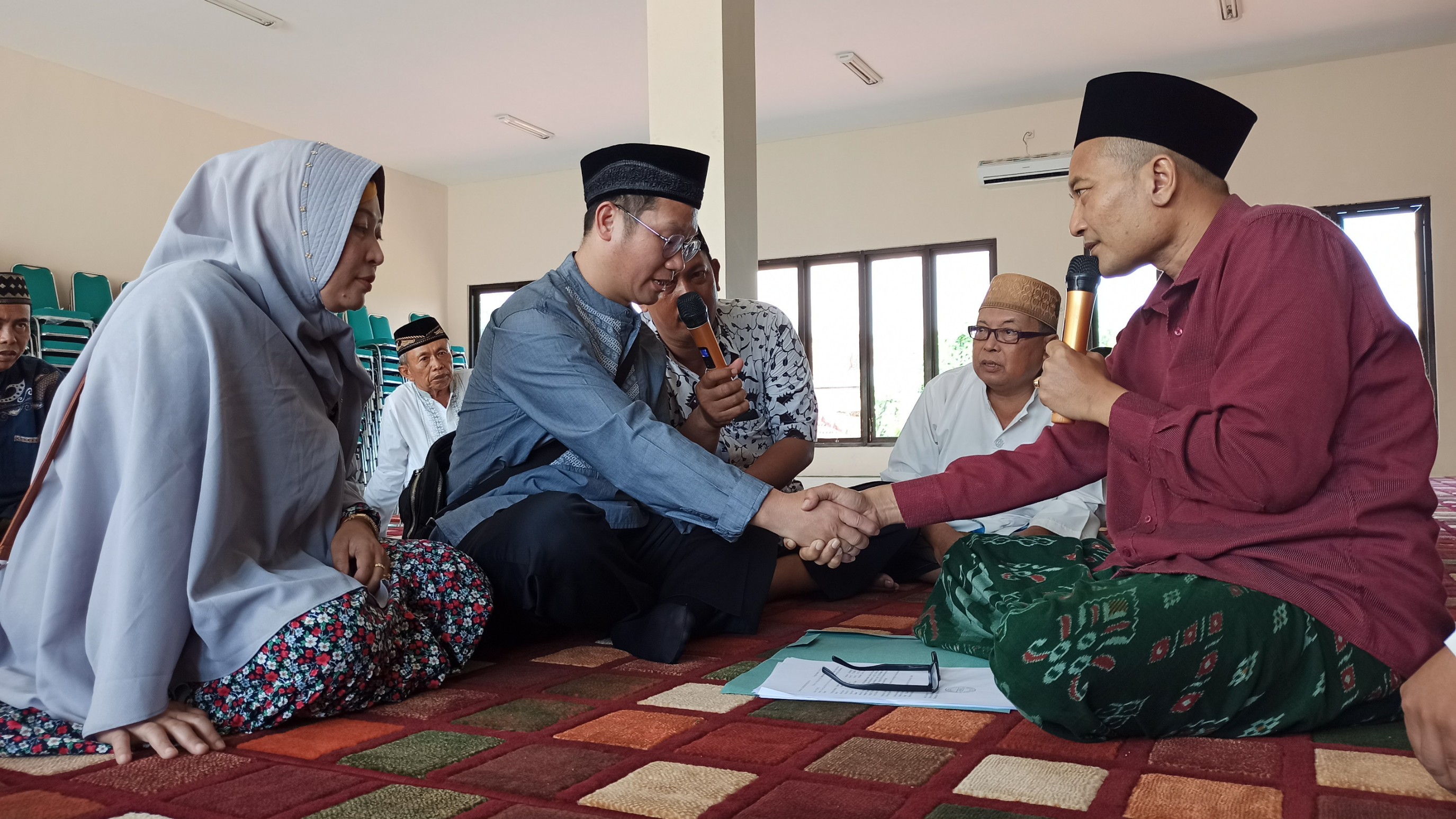 Ketua PCNU Banyuwangi KH Ali Makki Zaini menikahkan Mohamad Yang Ching Chi dengan Supiah di kantor PCNU Banyuwangi (Foto: Hujaini/ngopibareng.id)