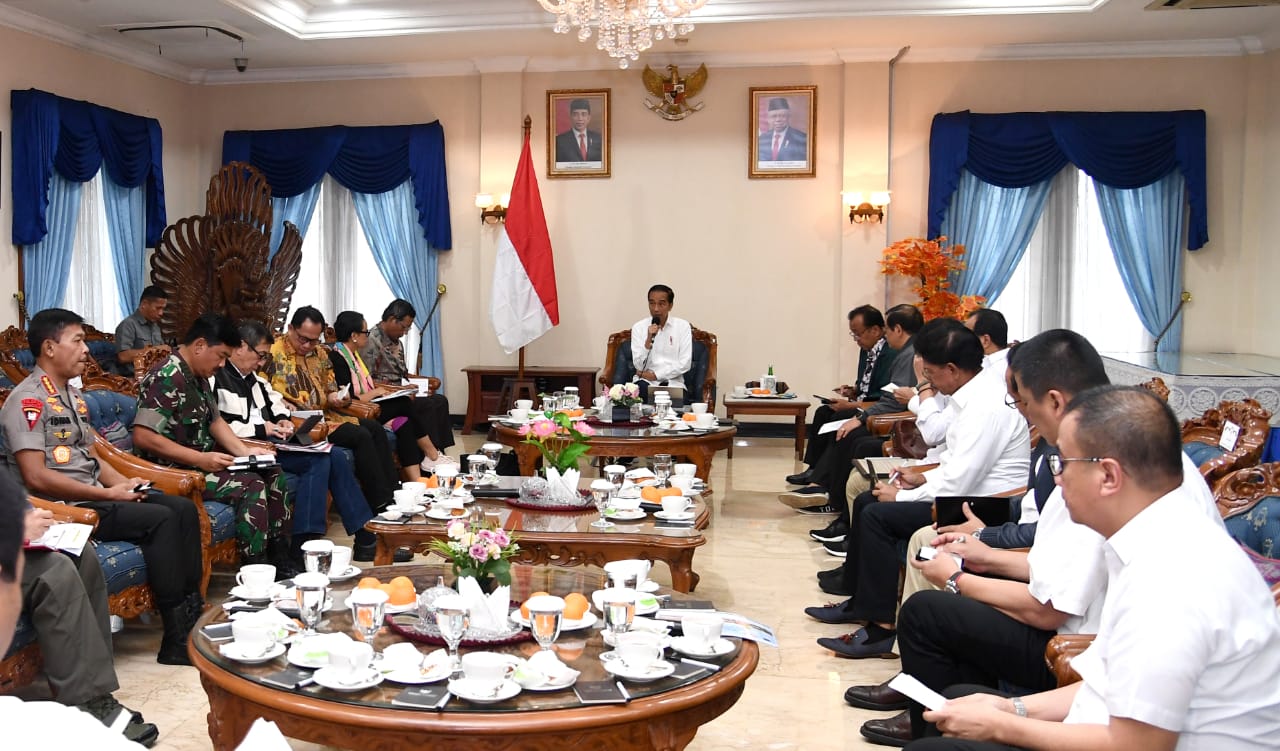 Presiden Joko Widodo memimpin rapat terbatas di Lanud TNI AU Halim Perdana Kusuma Jakarta terkait evakuasi dan virus corona. (Foto: BPMI Setpres)