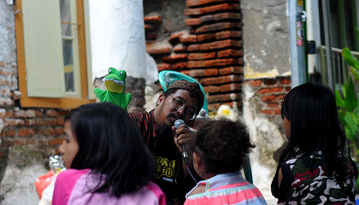 Kak Han bercerita tentang sejarah Kampung Lawang Seketeng. (Foto: Erfan Hazransyah/ngopibareg.id)