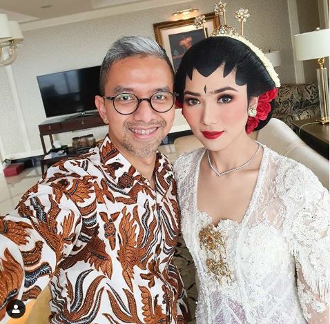 Penyanyi Isyana Sarasvati bersama desainer Didiet Maulana. (Foto: Instagram @didietmaulana)