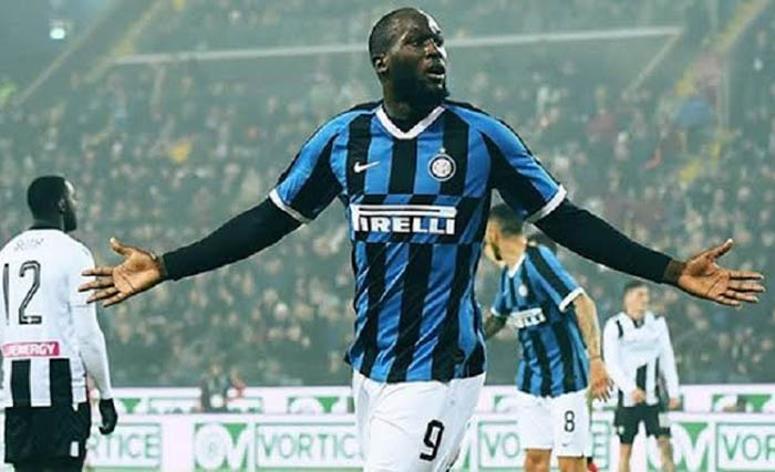 Selebrasi Romelu Lukaku usai membuat gol ke gawang Udinese, Senin dini hari. (Foto:AFP)