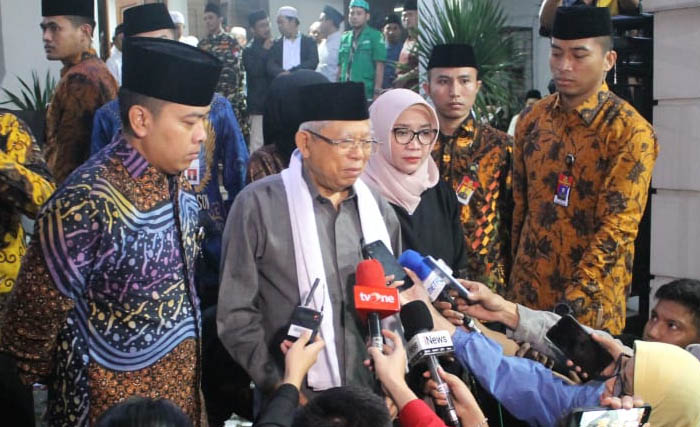 Wapres Ma'ruf Amin didampingi istri memberi keterangan pers di rumah duka, Senin pagi. (Foto:Ngopibareng/Asmanu)