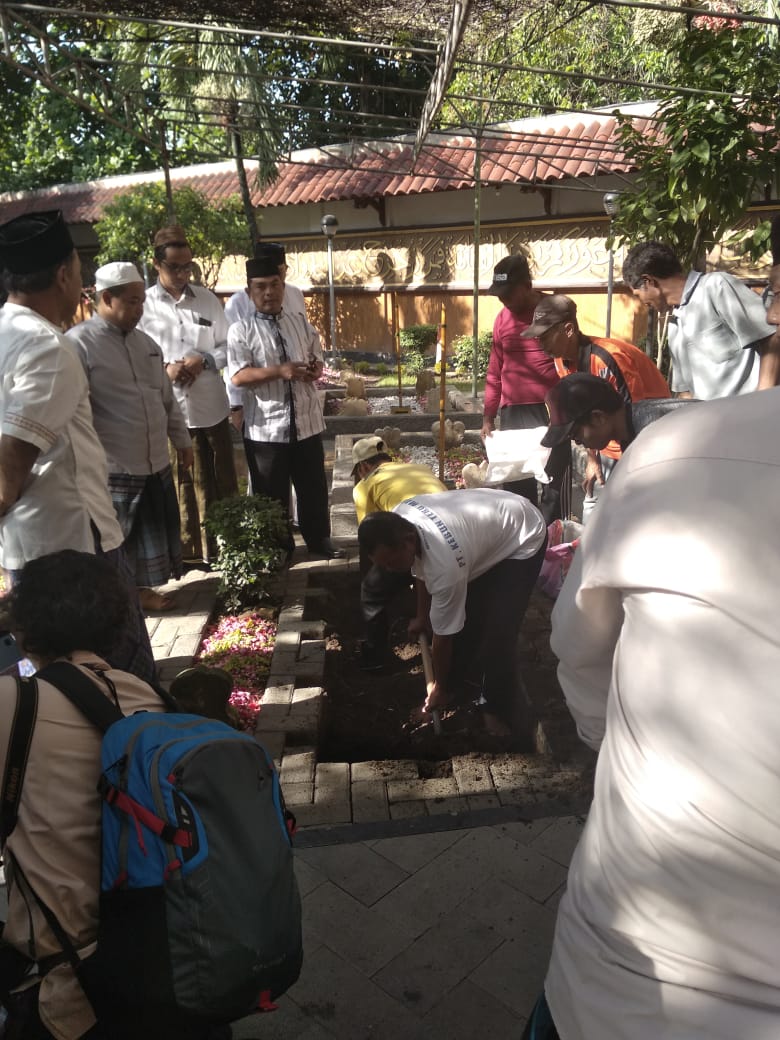 Penggalian kubur di kompleks Makam Tebuireng Jombang. (Foto: Taufik Mukti for ngopibareng.id)