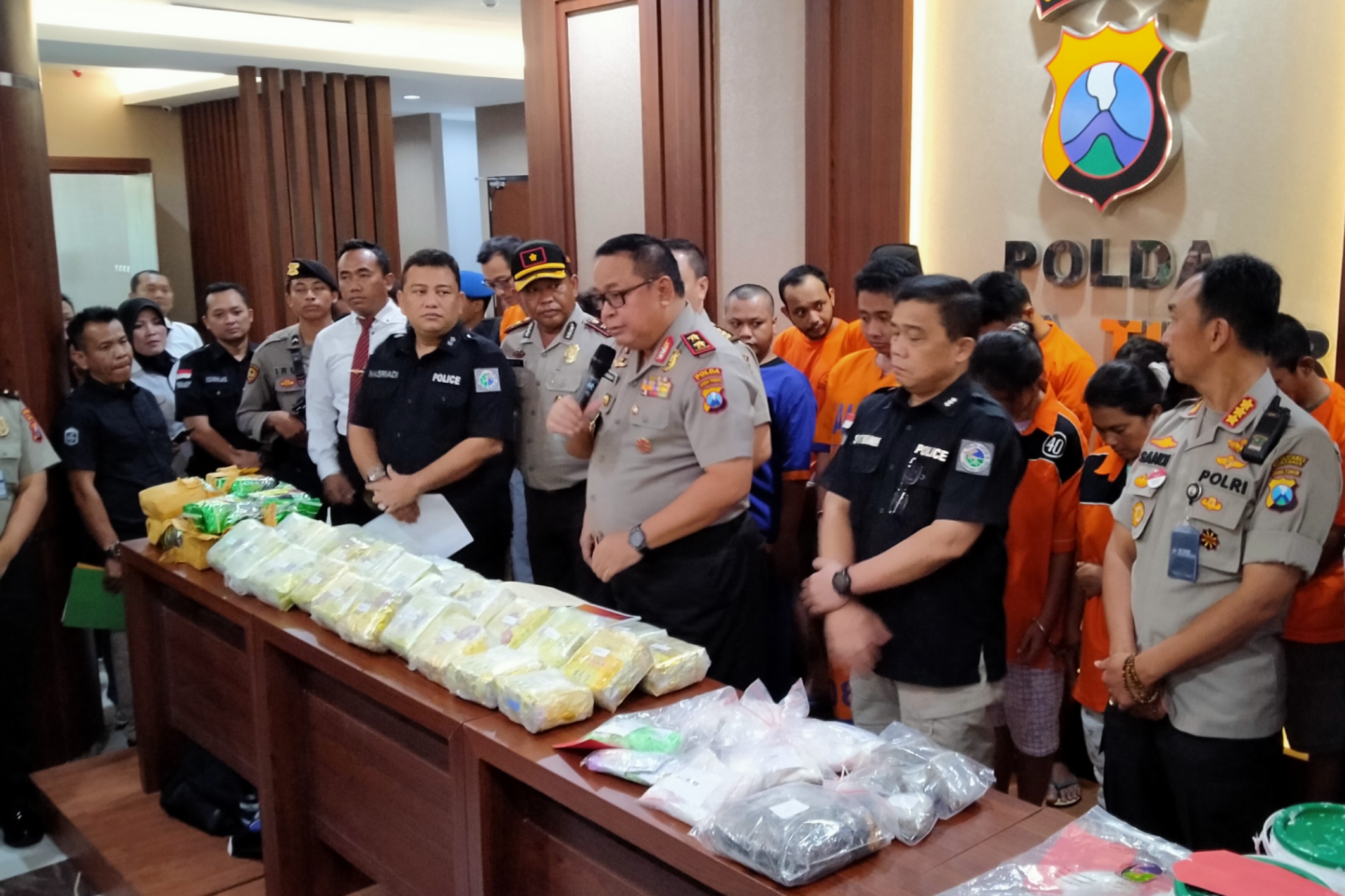 Kapolda Jatim, Irjen Pol Luki Hermawan saat merilis penangkapan bandar narkoba asal Malaysia di Mapolda Jatim, Surabaya, Senin 3 Februari 2020. (Foto: Fariz/ngopibareng.id).