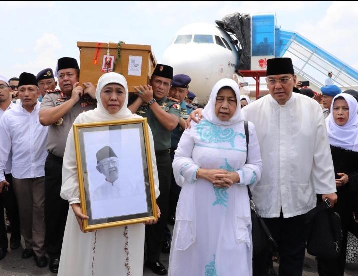 Gubernur Jatim Khofifah Indar Parawansa sambut kedatangan dari Jakarta. Pangdam V/Brawijaya Mayor Jenderal TNI R. Wisnoe Prasetja Boedi dan Irjen Luki Hermawan dan Kapolda Jatim angkat peti jenazah almarhum Gus Sholah. (Foto: Istimewa)