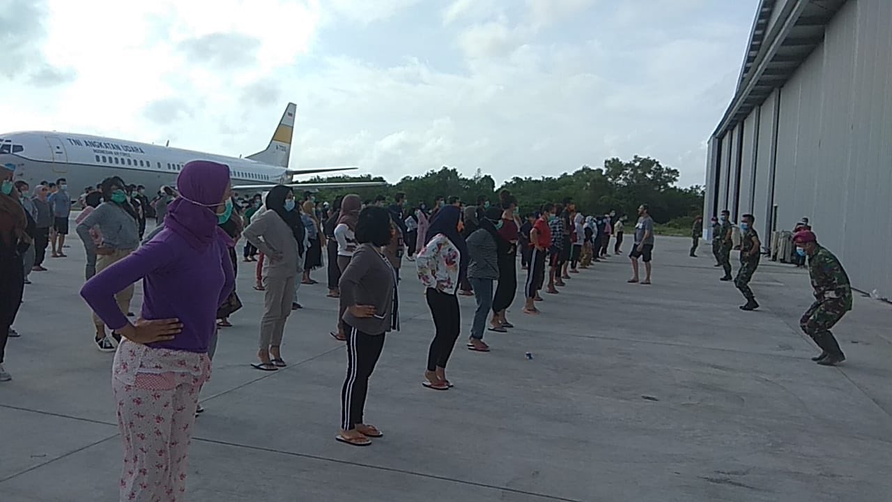 Para WNI di Natuna sedang mengkuti senam pagi bersama di hanggar Lanud Raden Sadjad, Kepulauan Riau. (Foto: Kemenkes)