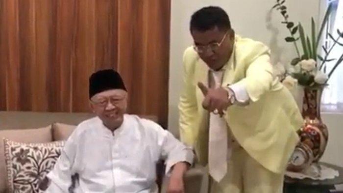 Kenangan Hotman Paris bersama KH Salahuddin Wahid (Gus Sholah). (Foto: Istimewa)