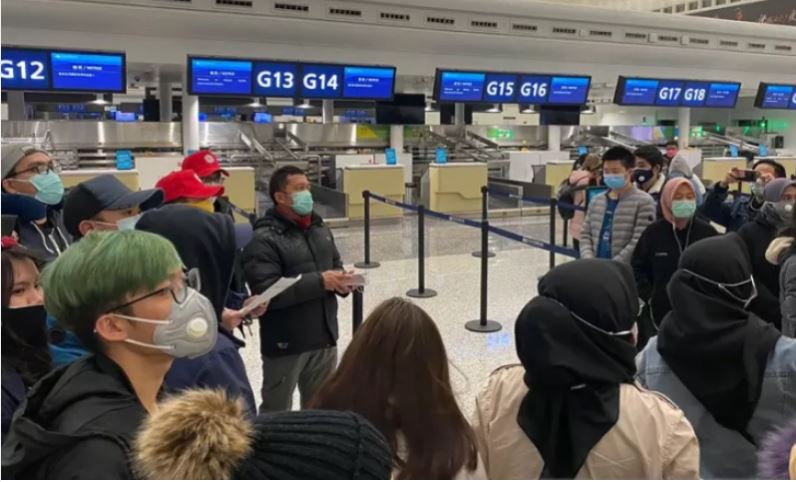 Sejumlah Warga Negara Indonesia (WNI) yang akan dievakuasi tiba di Bandara Internasional Tianhe, Wuhan, Hubei, China, Sabtu 1 Februari 2020. WHO menyebut larangan bepergian malah memperparah penyebaran virus corona. (Foto: KBRI Beijing)