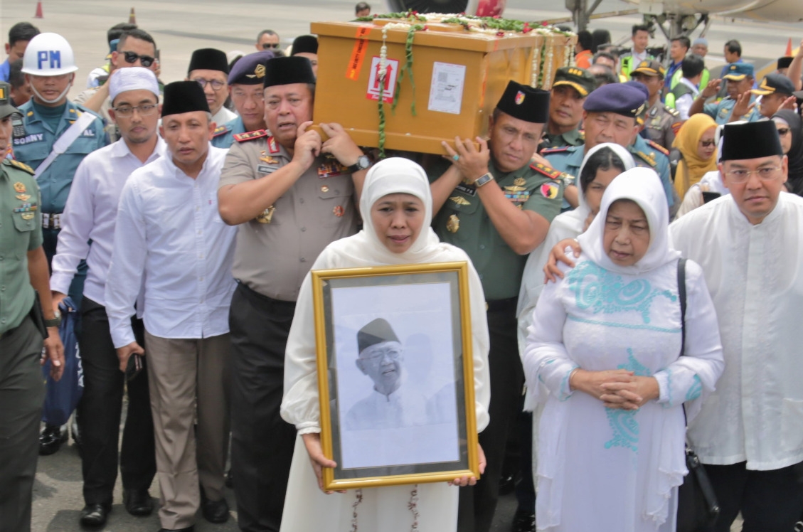 Gubernur Jatim, Khofifah Indar Parawansa (tengah) menjemput jenazah pengasuh ponpes Tebu Ireng, KH Salahuddin Wahid, di Ruang VIP Bandara Internasional Juanda, Sidoarjo, Senin 3 Februari 2020. 