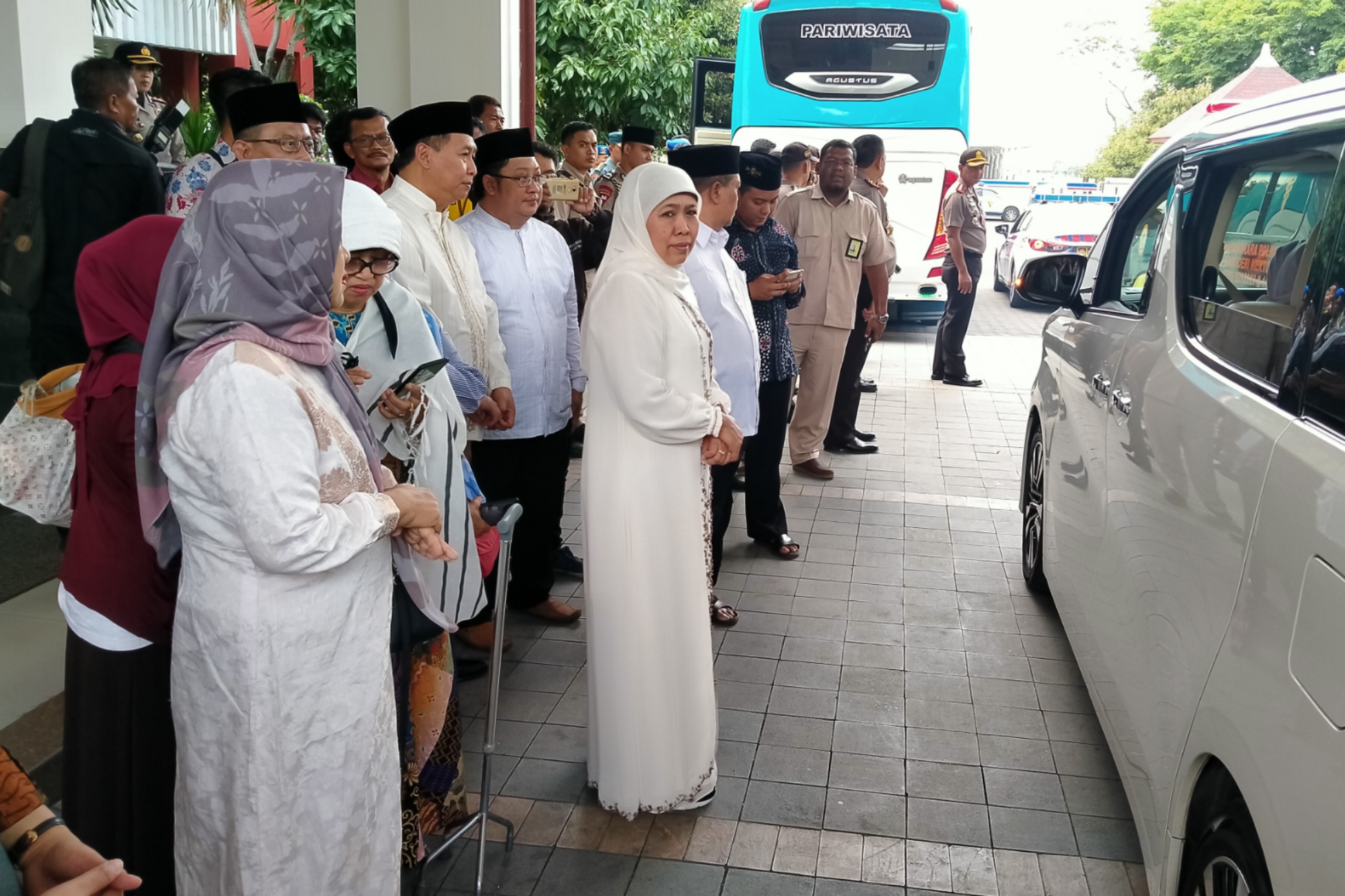 Gubernur Jatim, Khofifah Indar Parawansa saat mengantar keluarga yang akan berangkat ke tempat pemakaman. (Foto: Fariz/ngopibareng.id)