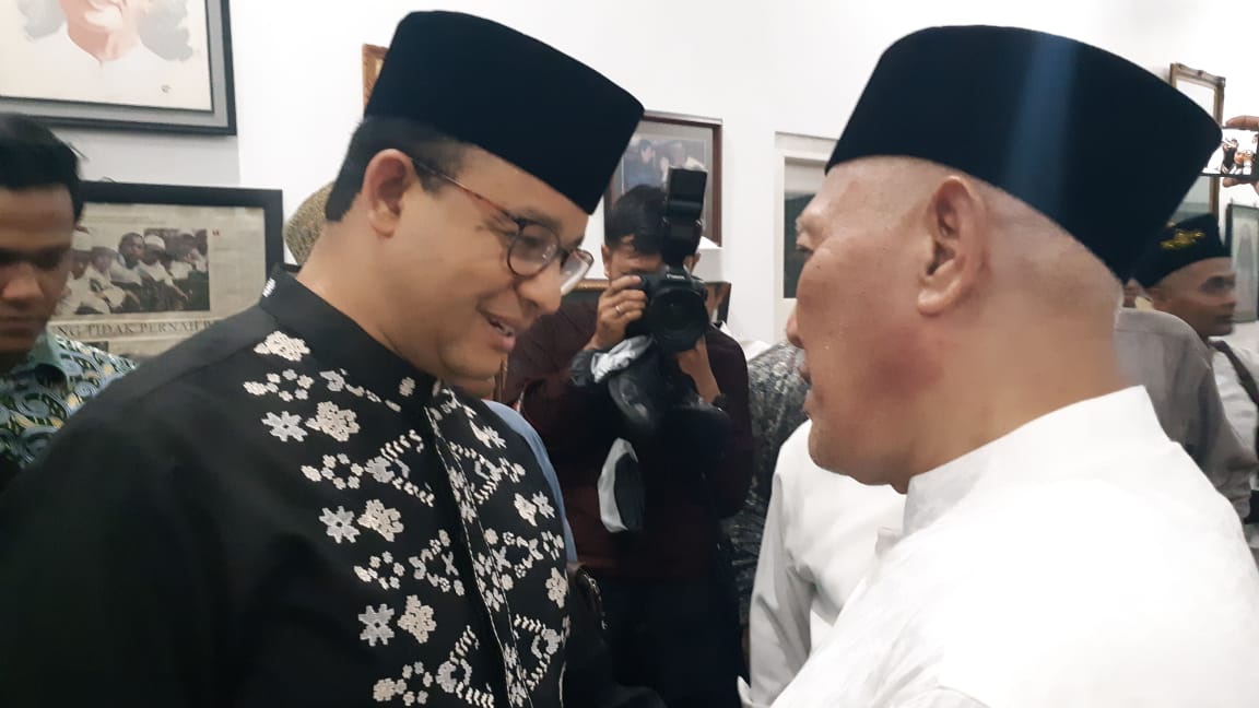 Gubernur DKI Anies Baswedan datang ke rumah duka di komplek Pondok Pesantren Tebuireng, Jombang, Jawa Timur, Senin 3 Februari 2020. (Foto: Hasan Bisri/ngopibareng.id)