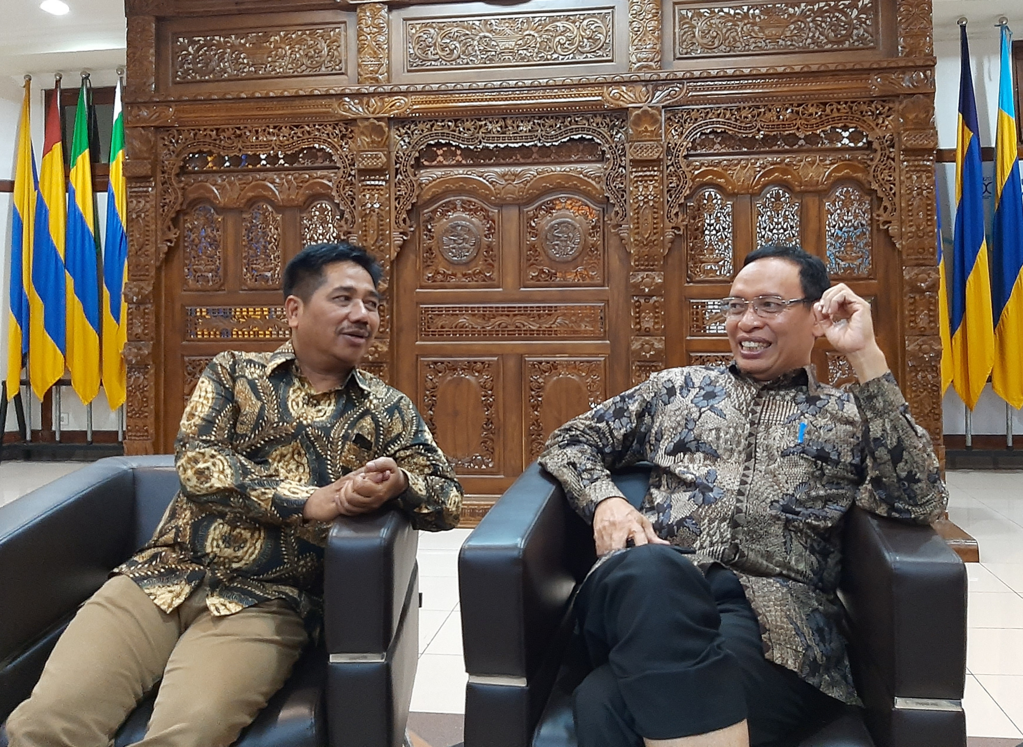 Prof. Dr. Mohammad Nasih, SE., M.T., Ak., CMA  (kanan) saat bertemu dengan media. (Foto:Pita/ngopibareng.id)