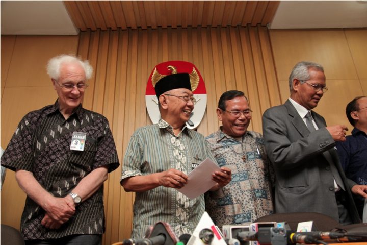 Gus Sholah ketika bersama para tokoh nasional. (Foto: Istimewa)