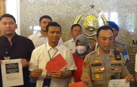 Zikria, netizen yang menghina Wali Kota Surabaya, Tri Rismaharini tutupi wajahnya pakai masker saat gelar kasus di Mapolrestabes Surabaya, Senin 3 Februari 2020. (Foto: Dok. Mapolrestabes Surabaya)