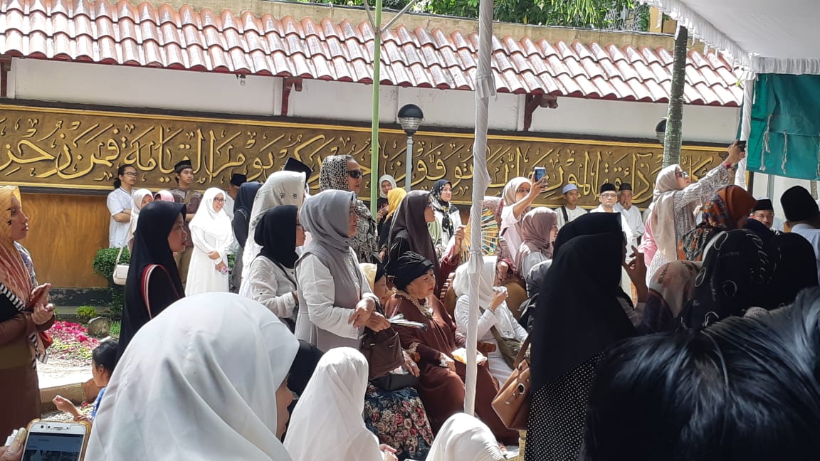 Ny Lily Wahid, adik kandung Gus Sholah saat menyaksikan pemakaman Gus Sholah di Pesantren Tebuireng Jombang. (Foto: ngopibareng.id)