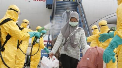 Petugas menyemprotkan cairan disinfektan. (Foto: Istimewa)